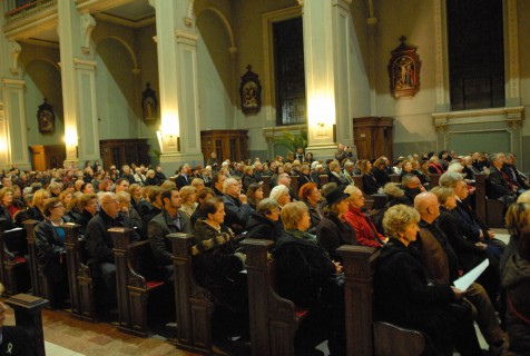 Brojna publika s pažnjiom prati koncert